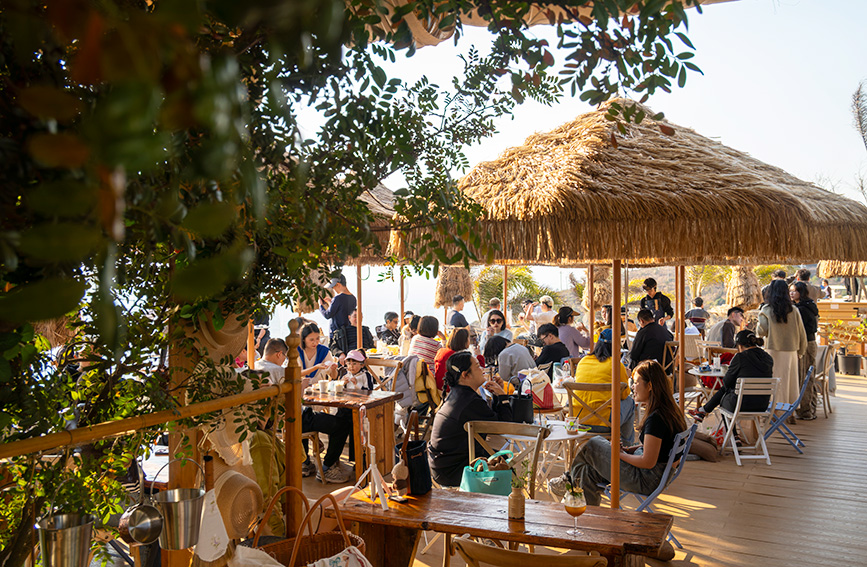 游客在喝咖啡。陳超攝