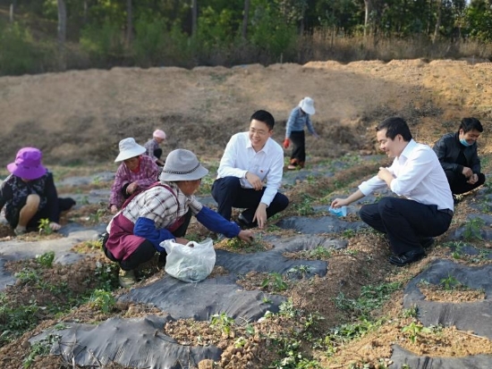 恒豐銀行文山支行工作人員走訪當?shù)仄髽I(yè)