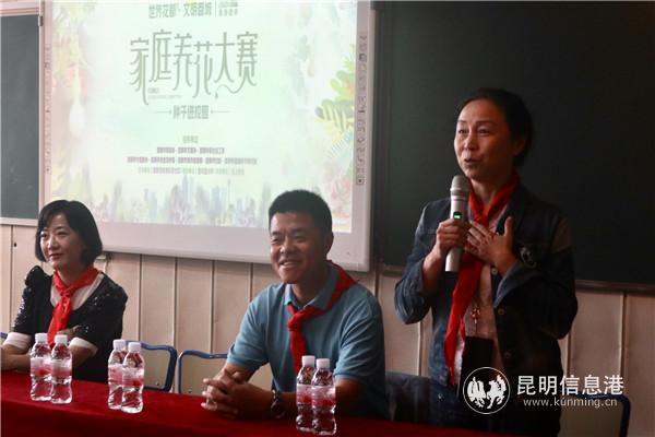 張英(右一)分享種子小科普 張英(右一)分享種子小科普