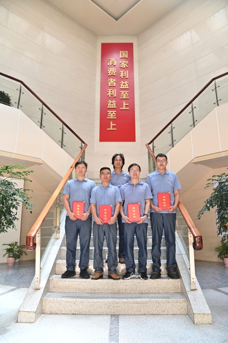 圖6 馬老師與在2022年紅塔集團煙機設備修理競賽中獲獎的卷修選手們合影